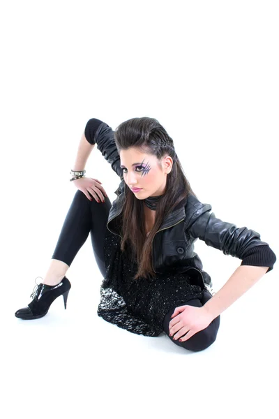 Молодая красивая девушка в черной кожаной куртке — стоковое фото