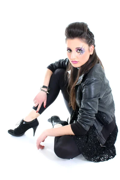 Menina bonita nova em jaqueta de couro preto — Fotografia de Stock