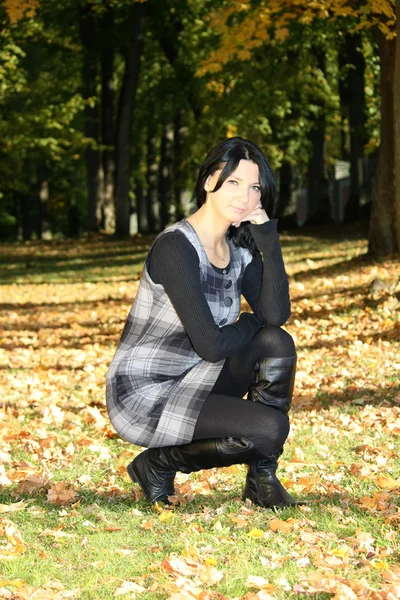 Kvinna sitter i park — Stockfoto