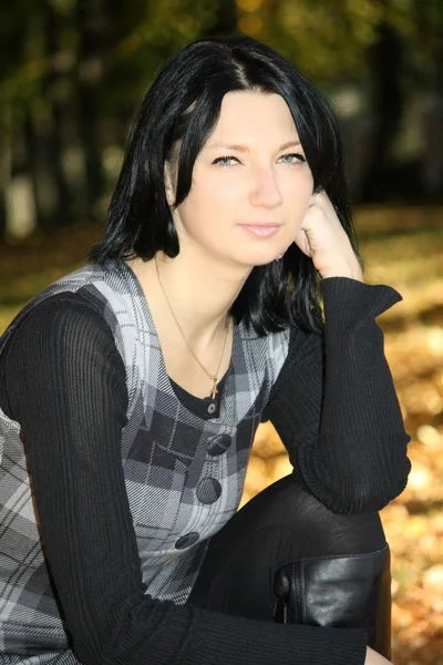 Pretty woman in the autumn park — Stock Photo, Image