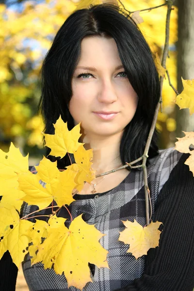 Atraktivní žena s žlutým javor — Stock fotografie