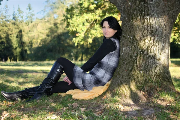 공원에 앉아 여자 — 스톡 사진