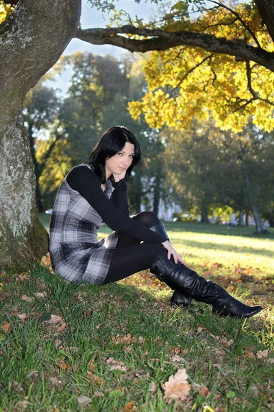 Sonbahar parkta oturan kız — Stok fotoğraf
