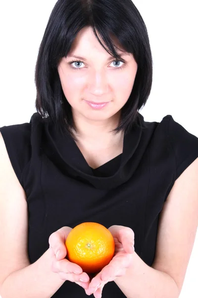 Молодая красивая женщина с апельсином — стоковое фото