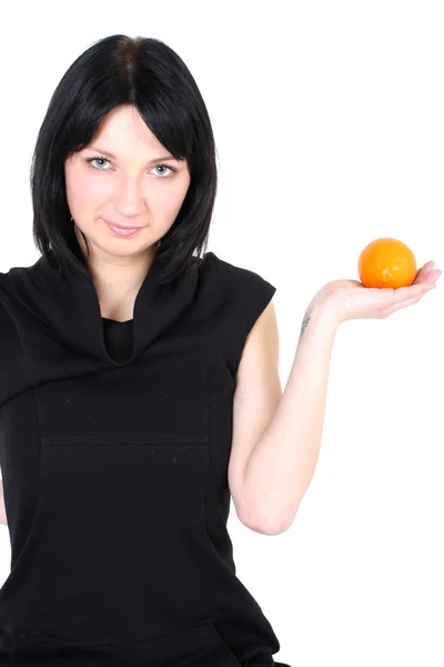 Leende flicka i svart klänning med apelsin — Stockfoto