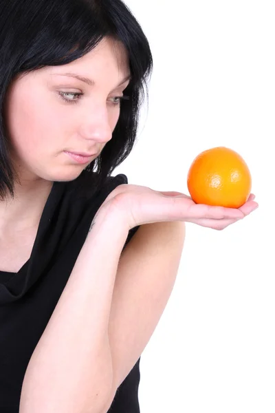 Улыбающаяся девочка в черном с оранжевым — стоковое фото