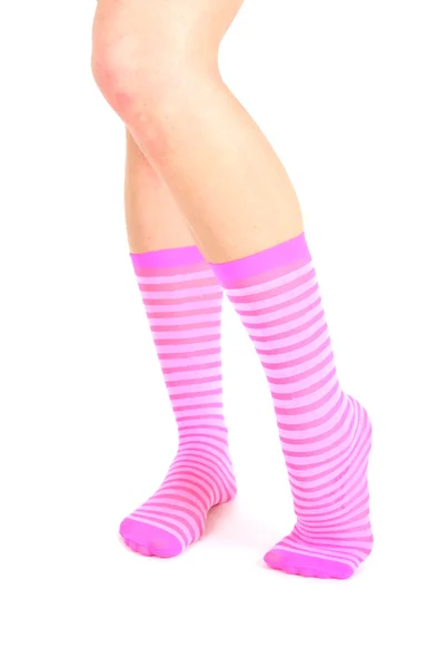 Weibliche Beine in Rosa gestreifte Socken — Stockfoto
