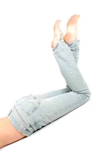 Belo tempo dobra as pernas femininas em jeans — Fotografia de Stock