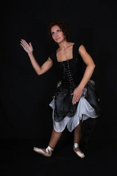 Балерина в чорне плаття на темному тлі — стокове фото