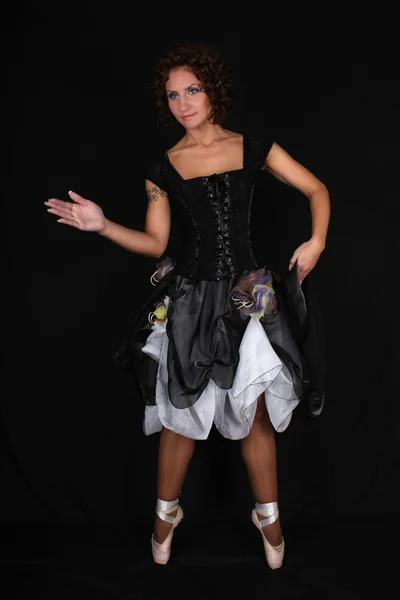Bailarina no vestido preto posando sobre fundo escuro — Fotografia de Stock