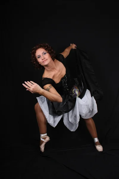 黑色裙摆在黑暗的背景中的芭蕾舞女演员 — 图库照片