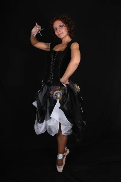 芭蕾舞女演员用剪刀在黑色的背景 — 图库照片