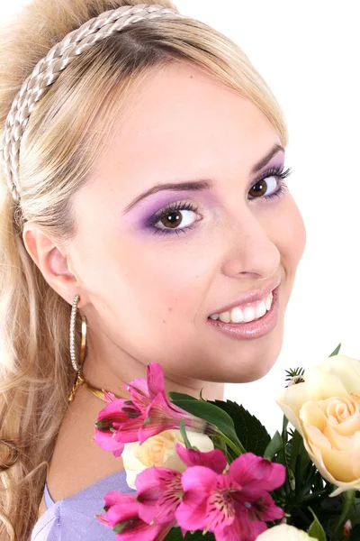 Молодая красивая блондинка с цветами — стоковое фото