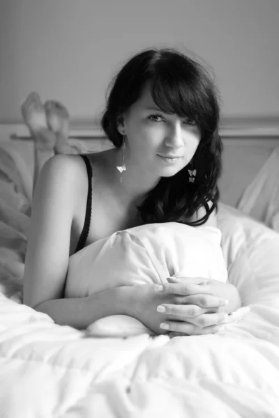 Femme sexy couchée sur le lit — Photo