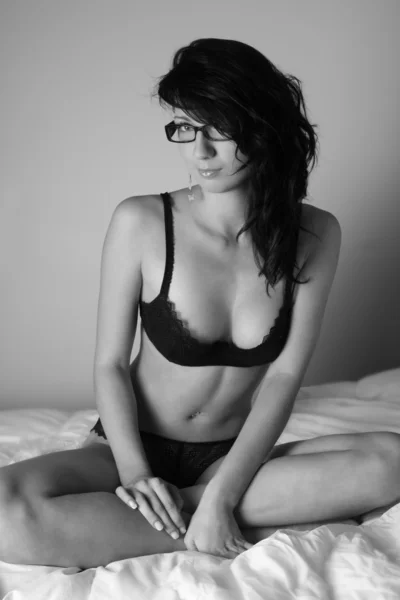Garota sentada em lingerie preto e branco — Fotografia de Stock