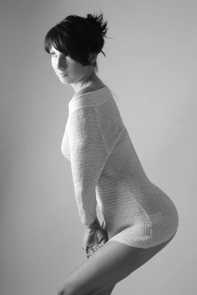 Donna sexy in cardigan in posa in bianco e nero — Foto Stock