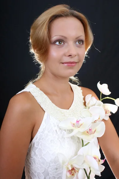 Attraktiv kvinna med orkidé — Stockfoto