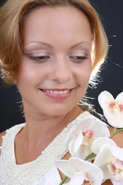 Retrato de mulher atraente com orquídea — Fotografia de Stock
