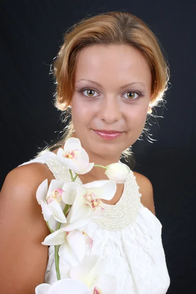 Ritratto di donna con orchidea — Foto Stock