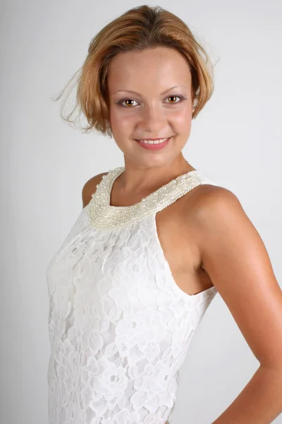 Portrét atraktivní ženy v bílých šatech — Stock fotografie