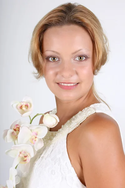 Retrato de mulher com orquídea branca — Fotografia de Stock