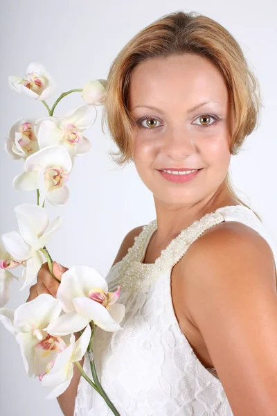 Mulher com orquídea branca — Fotografia de Stock