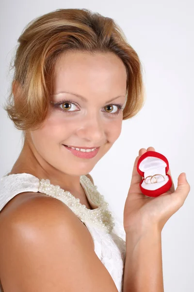 Mulher com anéis de casamento na caixa vermelha — Fotografia de Stock