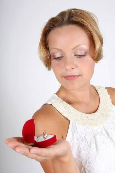 빨간 상자에서 결혼 반지를 들고 여자 — 스톡 사진