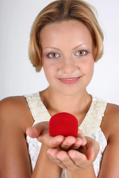 Femme avec boîte rouge pour bijouterie et orfèvrerie — Photo