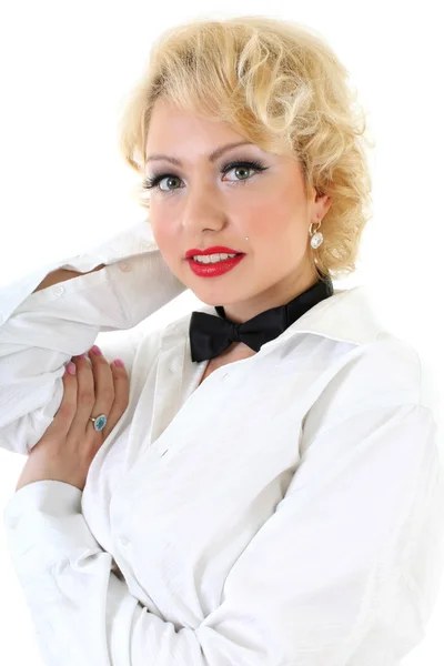 Женщина в белая рубашка и черный галстук бабочку — стоковое фото