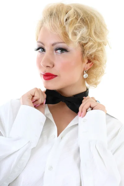 Kobieta w białej koszuli korygowanie muszka — Zdjęcie stockowe