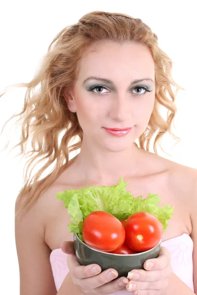 Νεαρή γυναίκα με πράσινη σαλάτα μια ντομάτες — Φωτογραφία Αρχείου