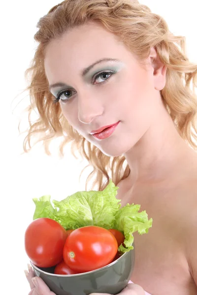 Junge Frau mit grünem Salat an Tomaten — Stockfoto