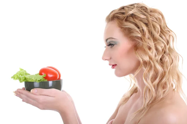 Junge Frau mit grünem Salat an Tomaten — Stockfoto