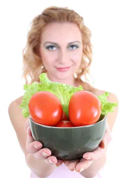 Jonge vrouw met groene salade een tomaten — Stockfoto