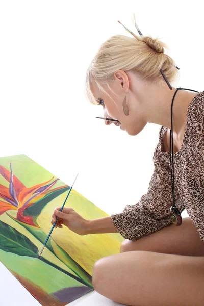 Женщина рисует картину — стоковое фото