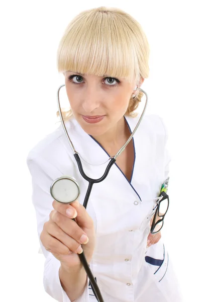 Stethocsope üzerinde beyaz kadınla çekici doktor — Stok fotoğraf