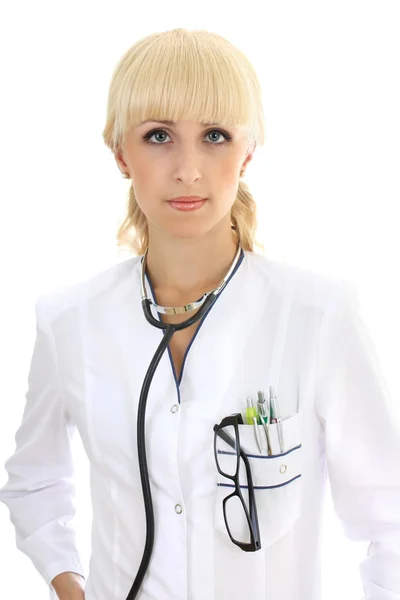 Portrait d'une femme médecin avec stethocsope sur blanc — Photo