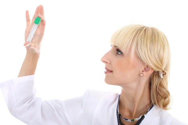 Kobieta lekarz z próbówki przez biały — Zdjęcie stockowe