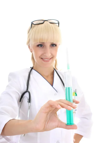 女医生穿着白色礼服与注射器 — 图库照片