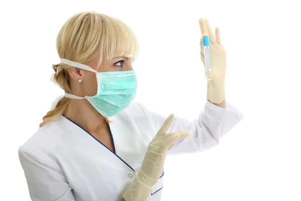Женщина-доктор в маске — стоковое фото