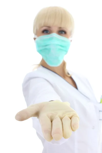 Medico donna in mascherina medica sopra bianco — Foto Stock