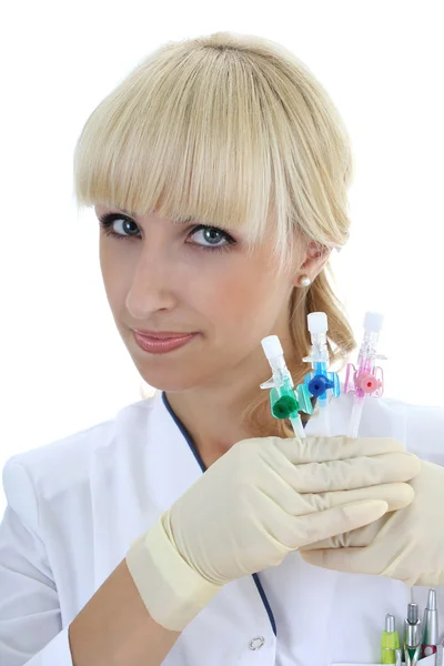 Attraktiva sjuksköterska med kanyler — Stockfoto