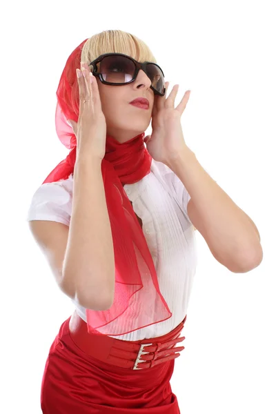 Гламурная девушка в красном, исправляя солнцезащитные очки — стоковое фото