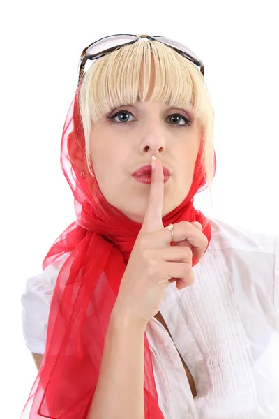 Девушка в красном с пальцем на губах — стоковое фото