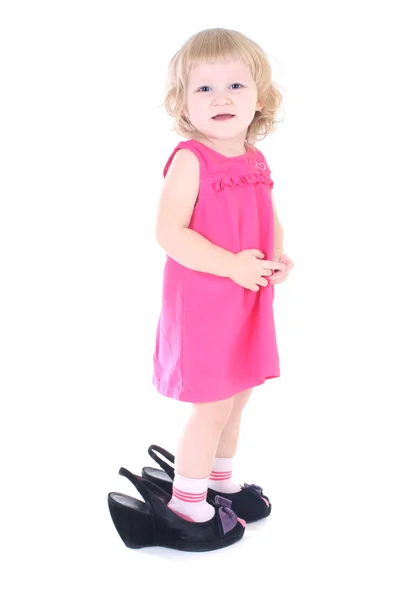 Маленькая девочка в маминых туфлях — стоковое фото
