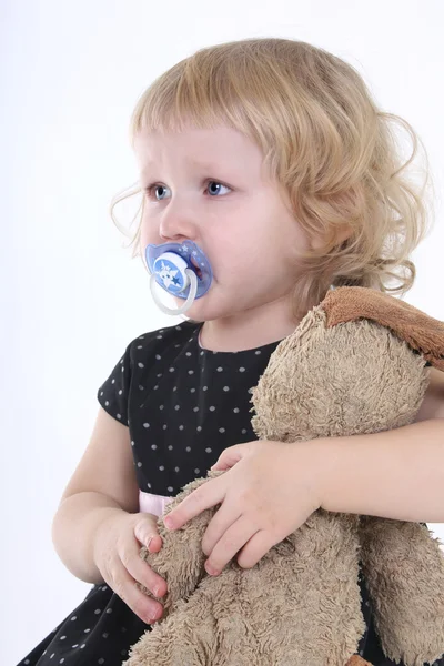 Bambina con giocattolo piange — Foto Stock