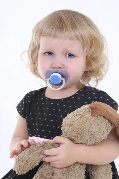 Маленькая девочка с игрушкой плакать — стоковое фото