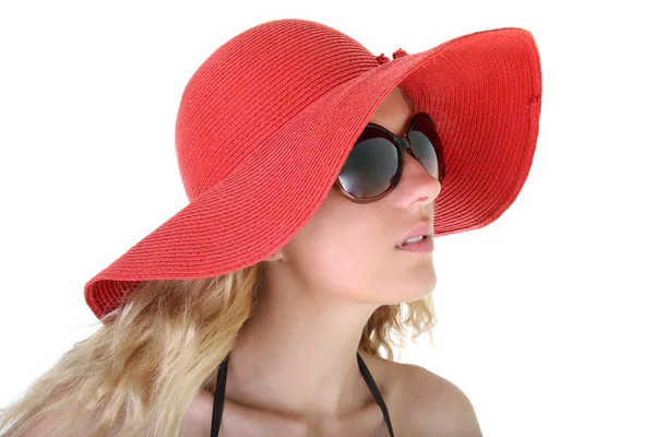 Kadın kırmızı şapka ve güneş gözlüğü — Stok fotoğraf