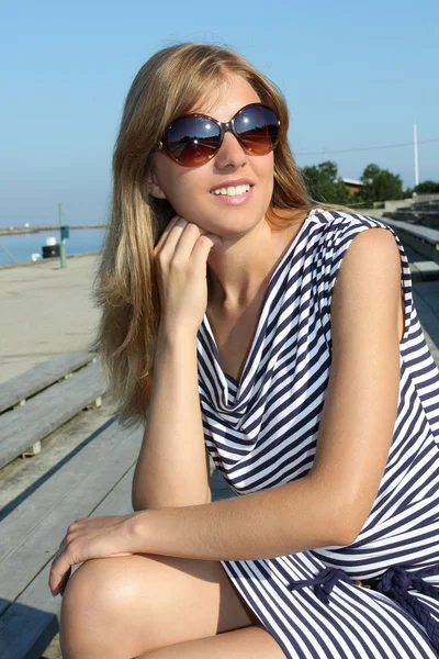 Femme en robe avec des rayures et des lunettes de soleil — Photo